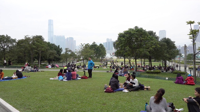 香港，城市公园，人们休息。视频素材画面4