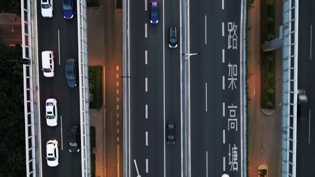 繁忙高架道路鸟瞰图视频素材