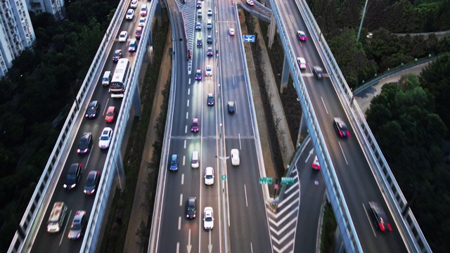 繁忙高架道路鸟瞰图视频素材