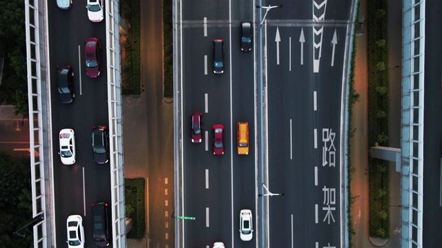 繁忙高架道路鸟瞰图视频素材