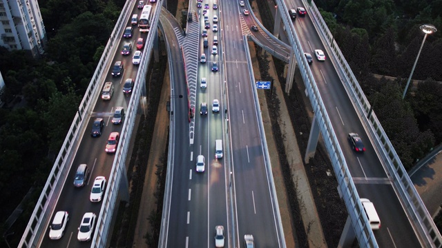 繁忙高架道路鸟瞰图视频素材