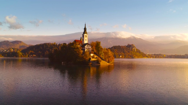 布莱德湖，Sloveniа，圣母升天教堂上空壮观的日落。视频素材