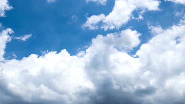 雷暴前的阴雨黑暗风暴云的时间流逝视图。穆迪和戏剧性的天空。天气和阴天概念视频素材