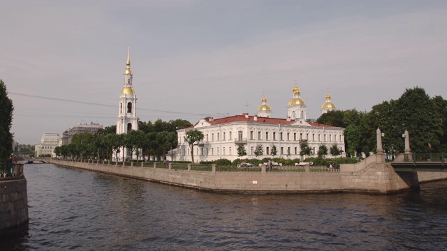 著名的克鲁科夫海峡和历史悠久的海军(Nikolsky)大教堂背景在夏天-圣彼得堡，俄罗斯视频素材