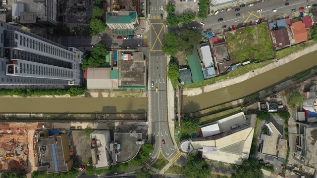 晴天航班飞越吉隆坡城市，河边交通街道空中俯视图4k马来西亚视频素材