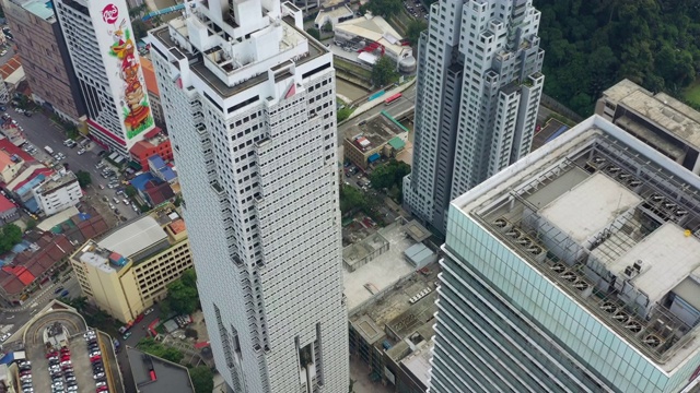 白天飞行在吉隆坡城市中心交通街道空中俯视图4k马来西亚视频素材