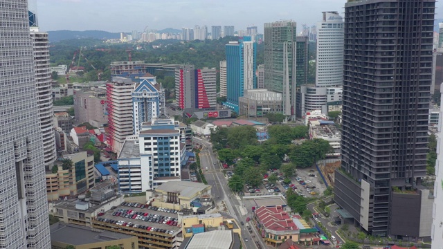 阳光明媚的一天航班飞越吉隆坡城市景观交通街道空中全景4k马来西亚视频素材