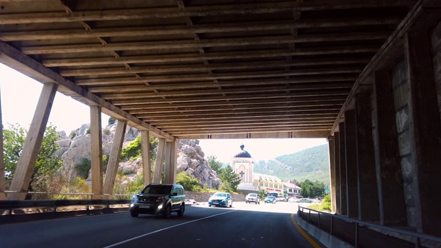 在一个温暖的夏夜，穿过山脉的道路景观视频素材