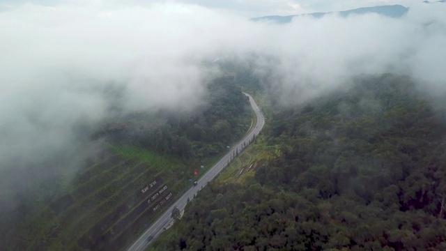 无人机拍摄的高速公路上的清晨迷雾视频素材