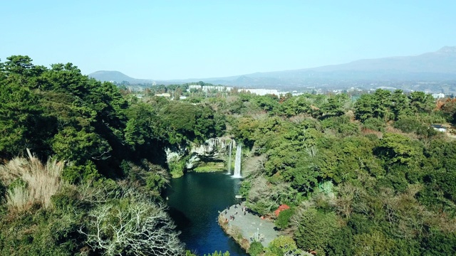 韩国济州岛天智渊瀑布/西浦浦城视频素材