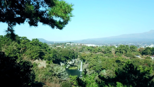 韩国济州岛天智渊瀑布/西浦浦城视频素材