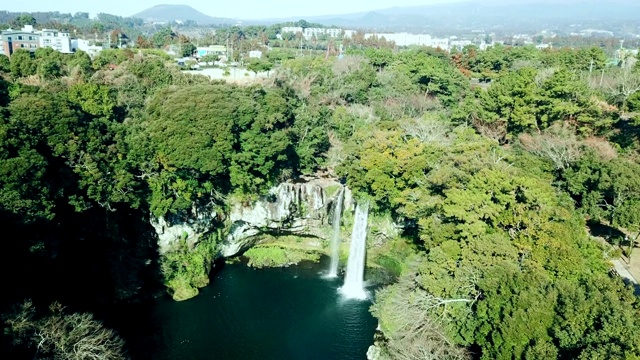 韩国济州岛天智渊瀑布/西浦浦城视频素材