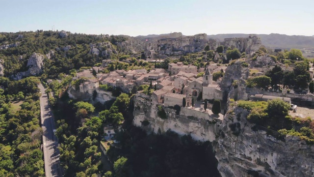 Les Baux de Provence法国，古老的历史村庄建在普罗旺斯的一座小山上，Les Baux de Provence村庄在岩层上和它的城堡。法国、欧洲视频素材