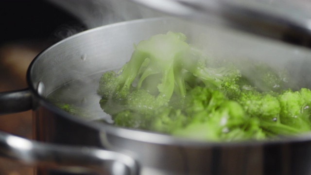 打开一锅准备好的花椰菜。T视频素材画面4