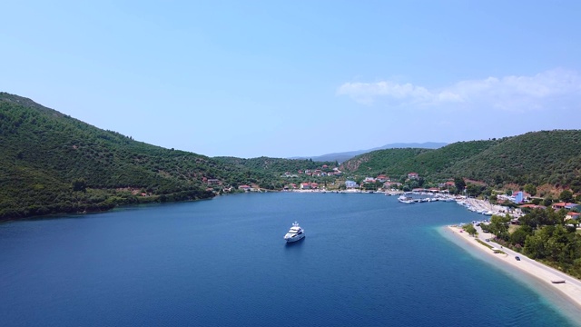 豪华游艇停泊在海湾旅游胜地。鸟瞰图视频素材