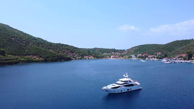 昂贵的豪华游艇伫立在群山环绕的海湾和旅游胜地。鸟瞰图视频素材