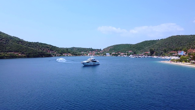 夏季，豪华游艇停泊在旅游胜地海湾。奢华的夏日度假概念。鸟瞰图视频素材