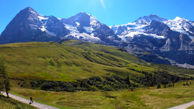 从左到右，从少女峰列车的窗口可以看到艾格尔山(the Eiger)、Mönch和少女峰视频素材