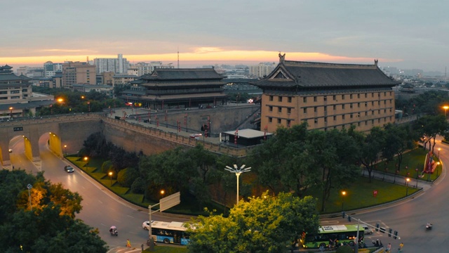 中国西安，日落时的古城墙鸟瞰图。视频素材