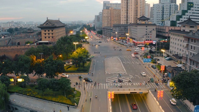 中国西安，日落时的古城墙鸟瞰图。视频素材