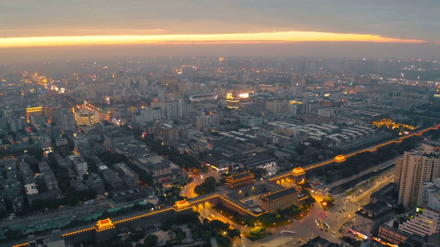 中国西安，日落时的古城墙鸟瞰图。视频素材