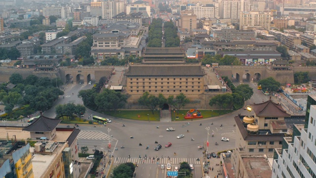 中国西安，日落时的古城墙鸟瞰图。视频素材