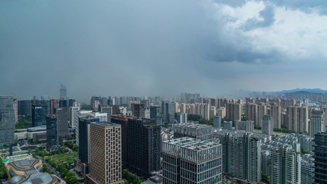 多云天空中的现代建筑和现代城市的天际线视频素材