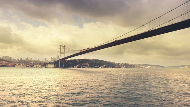 位于伊斯坦布尔的博斯普鲁斯大桥(Fatih Sultan Mehmet Bridge)连接着亚洲和欧洲两大洲视频素材