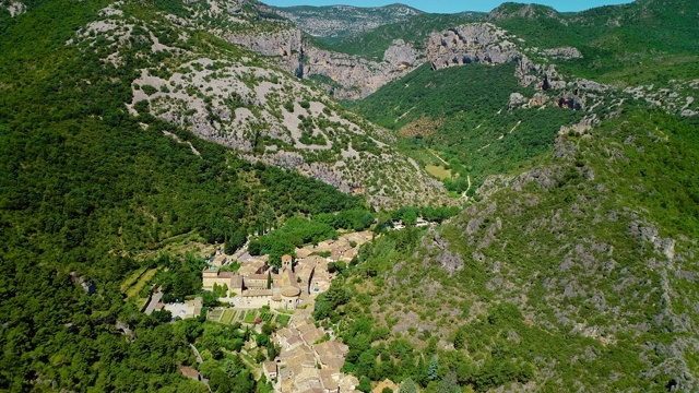 Saint Guilhem Le的鸟瞰图Désert一个美丽的传统村庄在法国山区中部4K无人机视图视频素材