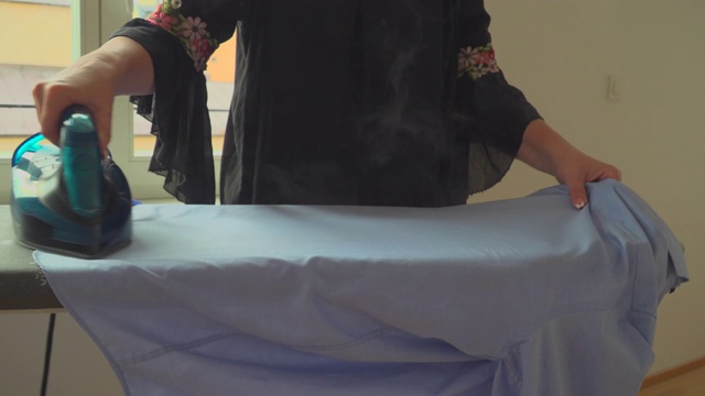 女熨斗蓝衬衫视频素材画面2