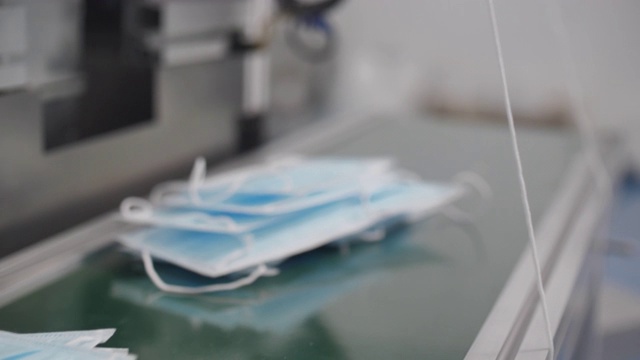 工厂输送带上的医用口罩视频素材画面3