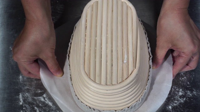 用打样篮将面团定型视频素材画面1
