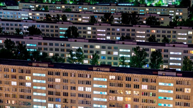 夜晚城市中住宅区的时间流逝，公寓的窗户里亮着灯光视频素材