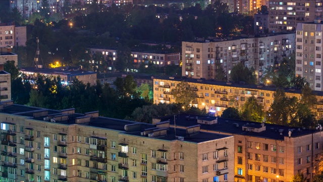 俄罗斯的住宅建筑和夜间城市的住宅区的时间流逝。圣彼得堡视频素材