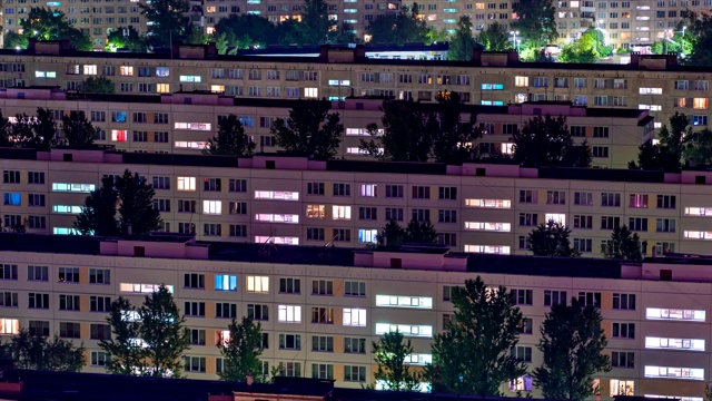 夜晚城市中住宅区的时间流逝，公寓的窗户里亮着灯光视频素材