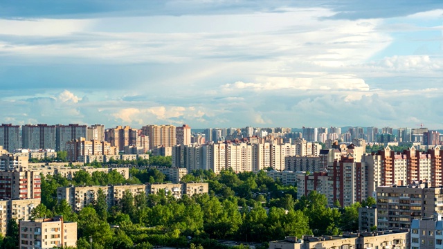 圣彼得堡的住宅建筑和住宅区的傍晚时间。俄罗斯视频素材