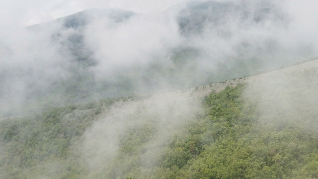 山上有晨雾视频素材