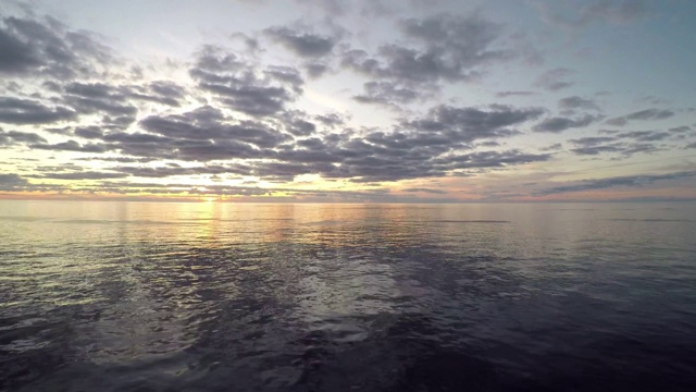 空中的时间流逝美丽的平静的大海与金色的日出的反射。视频下载