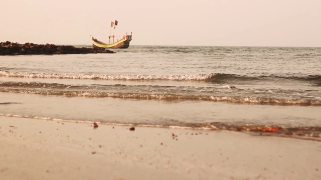 时间流逝的放松的看法，海浪和船愈合在海水上。视频素材