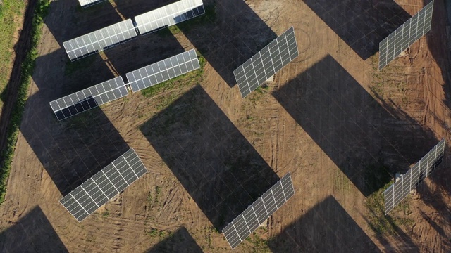 无人机在省新建小型太阳能发电站上空架空飞行视频素材