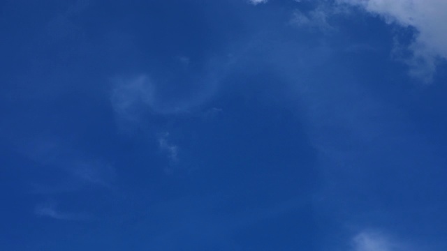 美丽的蓝天背景与云彩，时间流逝。视频素材画面3