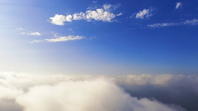 时间流逝美丽的蓝天与云彩的背景。白云与蓝天的时间流逝。在移动的云景中飞行。纹理的云。全景。云在运动视频素材