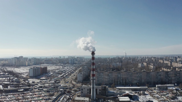 无人机鸟瞰图拍摄的视频。浓烟从发电厂的工业管道里冒出来。大城市的生态问题。有害工业废物对环境的污染。视频素材