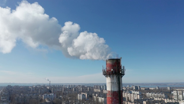 无人机鸟瞰图拍摄的视频。浓烟从发电厂的工业管道里冒出来。大城市的生态问题。有害工业废物对环境的污染。视频素材