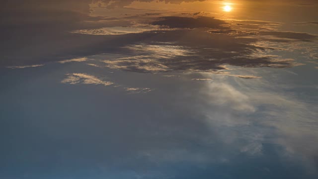 下雨的天空中明亮的阳光。时间流逝视频素材