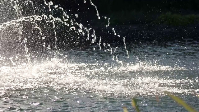 水是流动的。视频素材