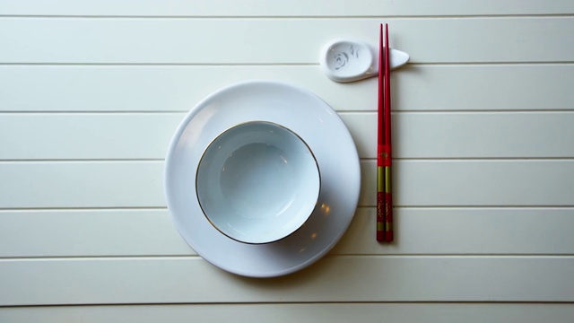 餐桌摆好筷子视频素材画面1