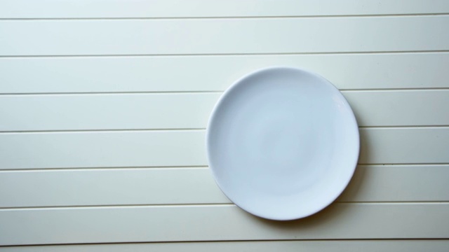 餐桌摆好筷子视频素材画面4