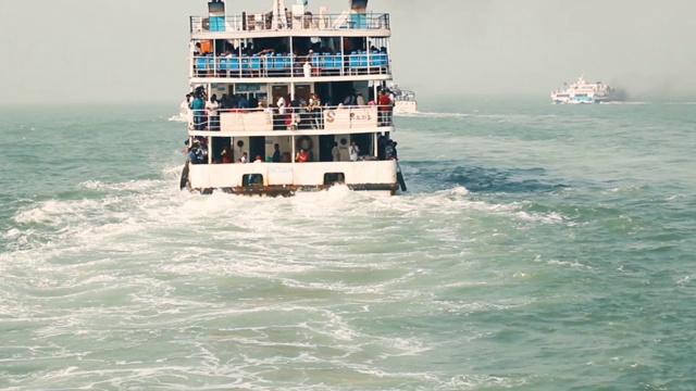 黄昏的看法移动的旅游游轮和跟随水船后面运行的海鸥在深海。视频素材