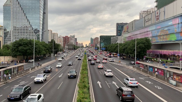 这是北京通往CBD的主干道视频素材